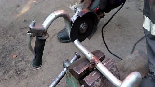 废旧自行车零件的神奇改造 将角磨机变身实用切割机