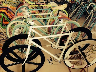 探索济南历城花园路的死飞文化 从专业专卖店到个性化组装